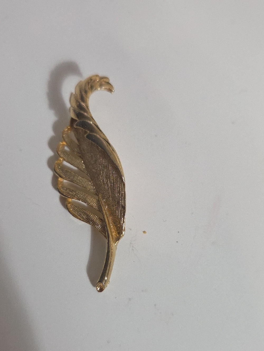 Vintage GERRY'S Signed Gold-Tone Textured Leaf Feather Brooch Pin [082]